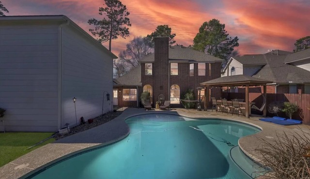 Delightful 4-bedroom house in Tomball with POOL!
