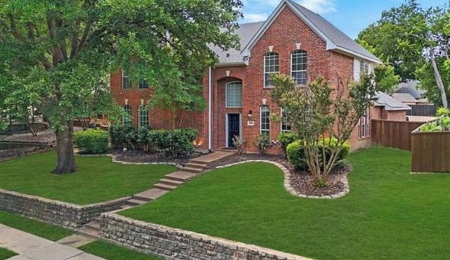 Delightful 4-bedroom house with heated POOL in charming Allen