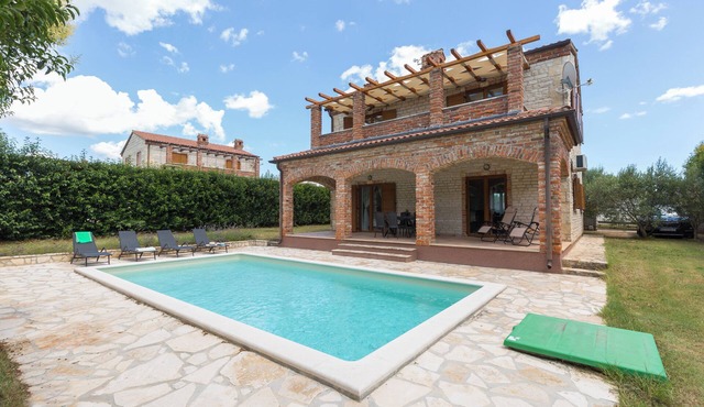 Delightful 4-bedroom Cottage & outdoor pool, indoor fireplace, AC, WiFi