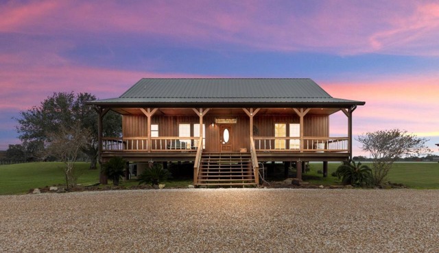 ☆Delightful 4 Bedroom, lake view. Sleep 8-12.☆