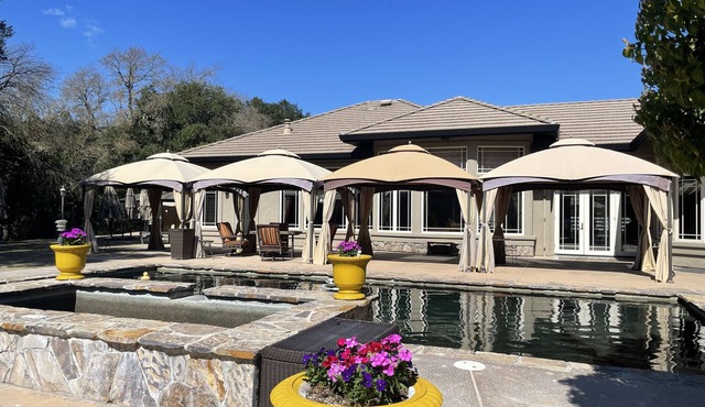 Delightful 4 bedroom ranch with poolside kitchen