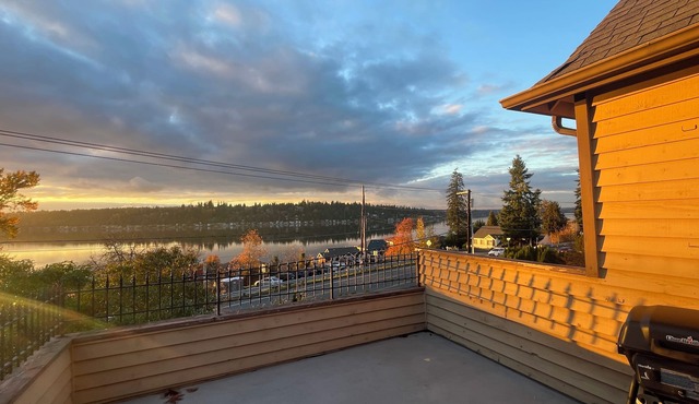 Delightful 4-bedroom 2.5 bath house in welcoming lake facing Sammamish area