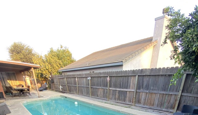 Delightful 4 Bedroom with POOL & BBQ
