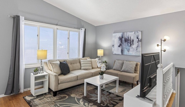 Delightful 5-bedroom house with AC in Little Canada