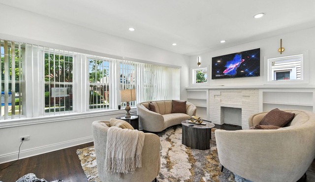 Delightful 5-bedroom house with AC in vibrant Chicago