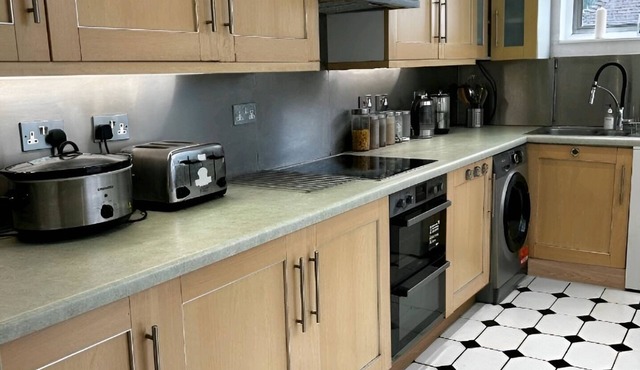 Delightful 5-bedroom whole apartment with free WiFi and parking