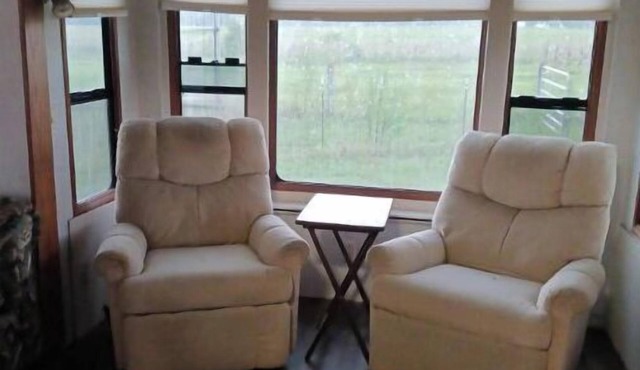 Delightful 5th wheel w/ queen bed, patio deck, and high speed internet.