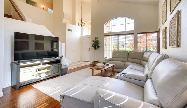 Delightful 6-bed 3 full bath house in Avondale. Pool, Spa NFL MLB NASCAR Golf +