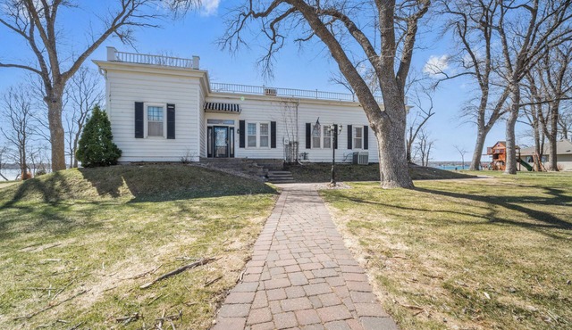 Delightful 6-bedroom cottage on charming Lake Carlos in Alexandria, MN