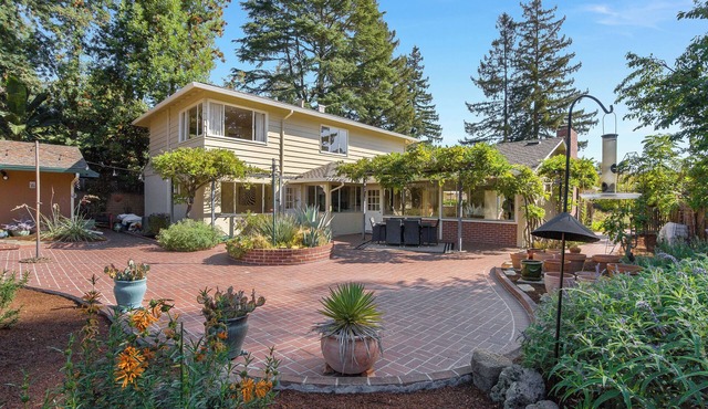 Delightful 6-bedroom house with AC in Palo Alto