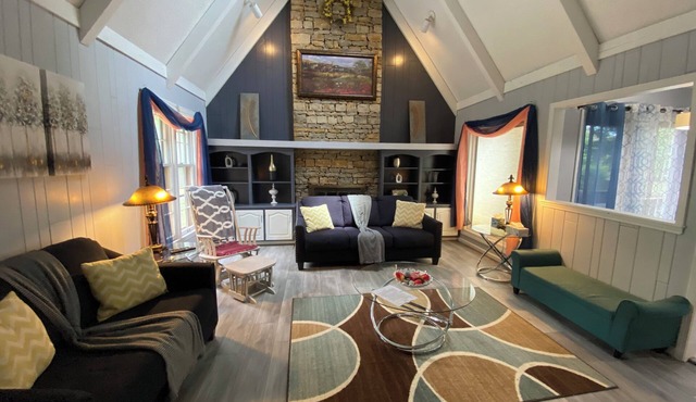 Delightful 7-bedroom house with AC in Overland Park