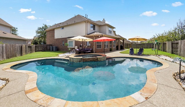 Delightful 7-bedroom house with a pool and hot tub in Houston