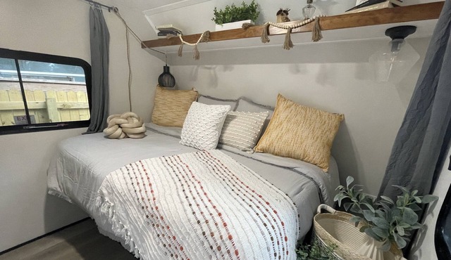 Delightful and cozy RV with outdoor space