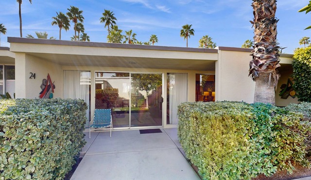 Delightful and sophisticated condo with shared tennis, outdoor pool, & spa