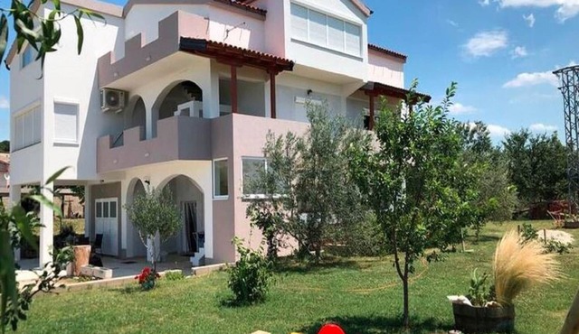Delightful Apartment in Radovin with Garden
