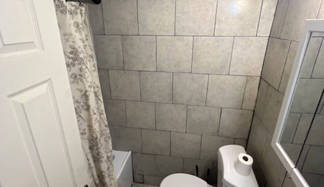 Delightful apartment with AC in Lansdowne