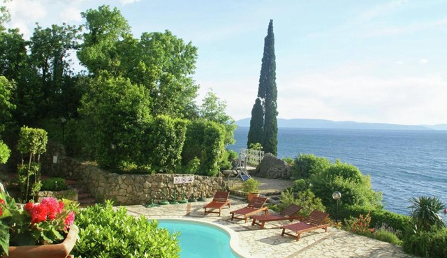 Delightful Apartment with Private Beach in Kraljevica