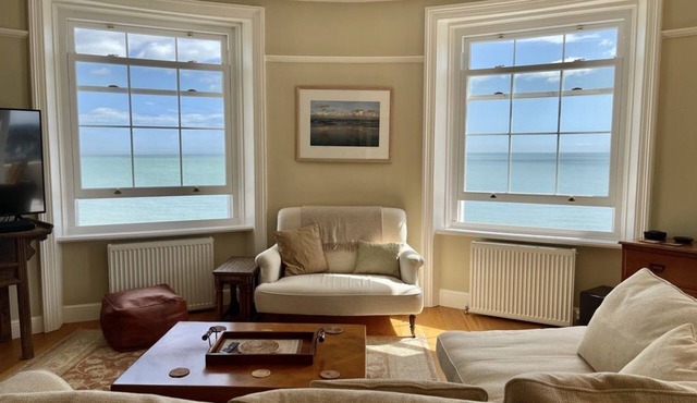Delightful apartment with sea views on the Seafront of Deal