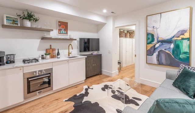 Delightful Apt in the Heart of Dupont!