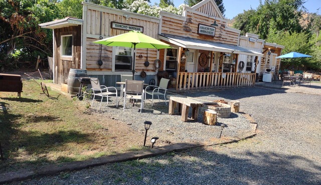 Delightful Barn-Tavern Close to GIANT SEQUOIAS