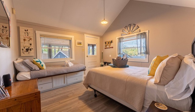 Delightful cabin lake views & access now featuring AC Wi-FI and TV sleeps 3