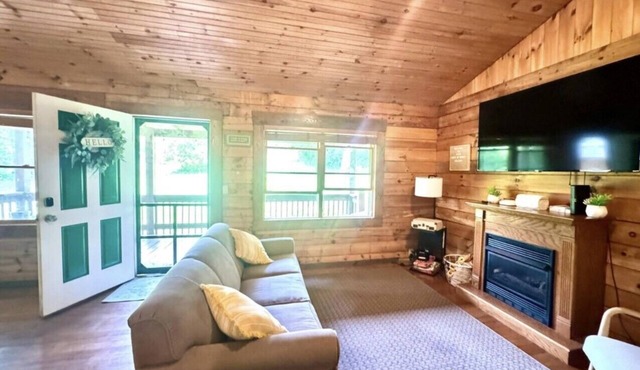 Delightful cabin with Fireplace in charming Canvas