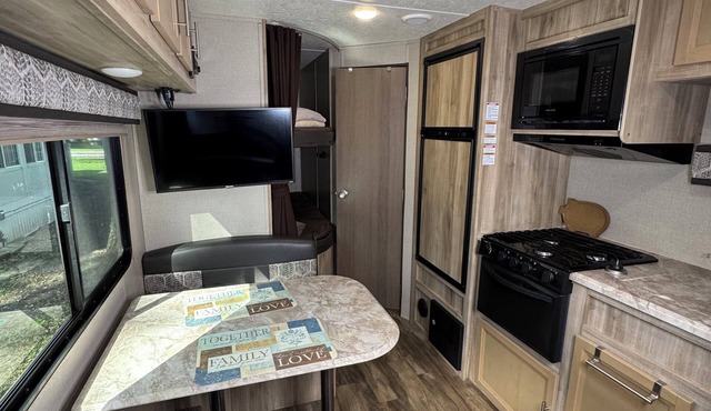 Delightful Camper RV with AC in charming Murrells Inlet - walk to restaurants