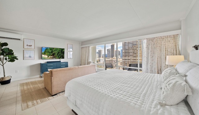 Delightful City View 1 BDRM Condo, Cal King Bed w/Kitchen & AC at the Ilikai