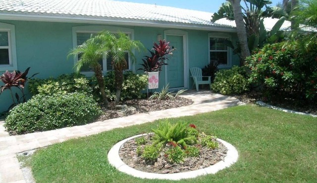 Delightful, comfortable villa just steps from the beach!