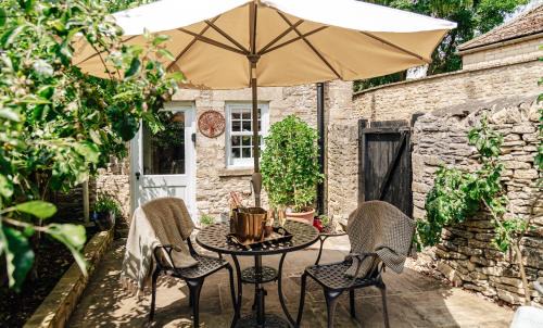 Delightful Cotswold Cottage for two, Log Burner, Garden & Dog Friendly