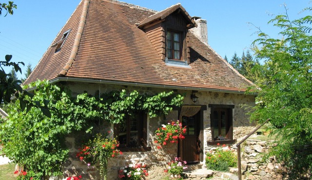 Delightful Cottage in quiet hamlet of Chabrenas - nOnly available April -October