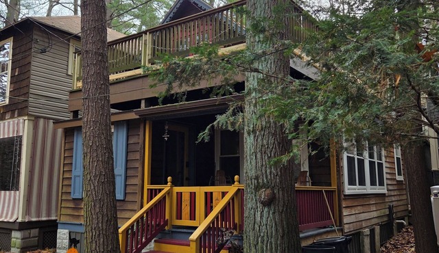 Delightful cottage with AC and Heat in charming Mount Gretna for year-round FUN!