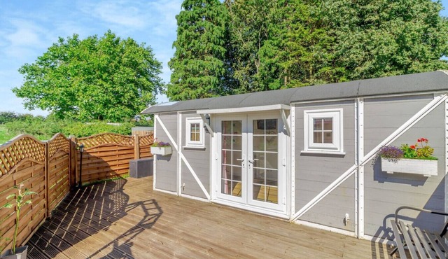 Delightful Cowbridge Railway Carriage with Hot Tub