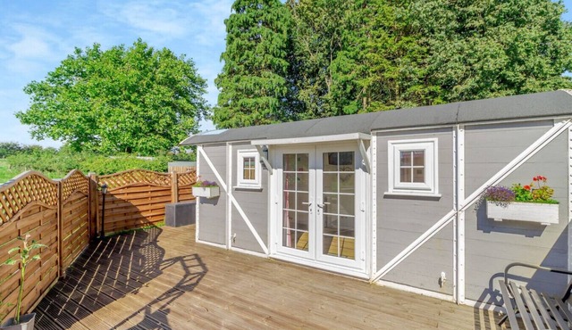 Delightful Cowbridge Railway Carriage with Hot Tub