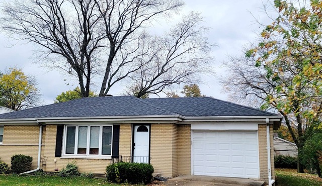 Delightful Cozy Home, 2 Bedroom, 1 full Bath, Conveniently located.