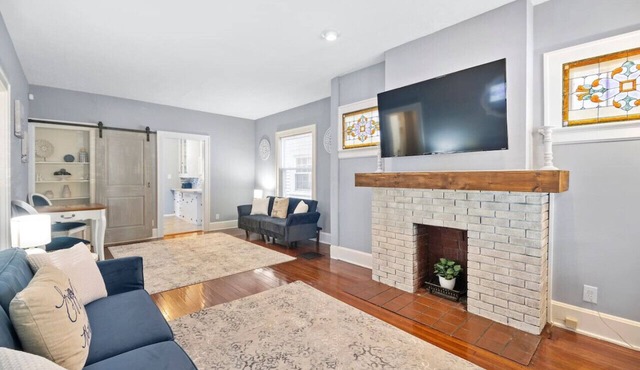 Delightful Cozy Home/2 bed 1 Bath Sleeps 8/private