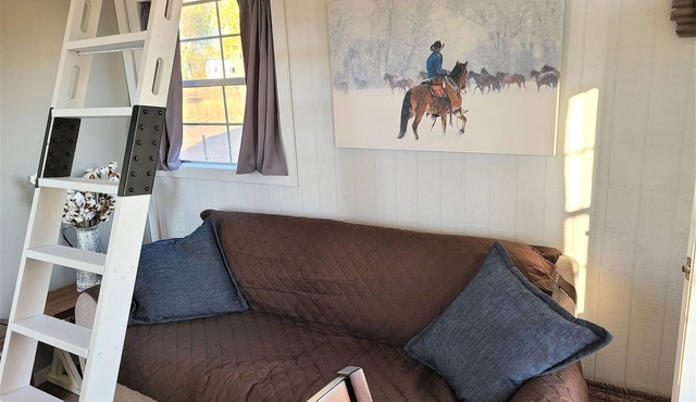 Delightful, cozy mini cabin with 2 bedrooms