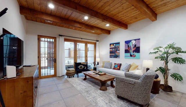 Delightful Desert Gem W/High-Speed WiFi, Modern Art, & Balcony - Dogs Welcome