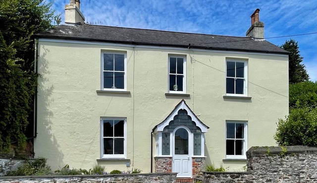 Delightful, Dog-Friendly Cottage in Millbrook, Cornwall near the coast