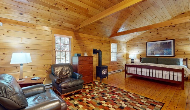 Delightful dog-friendly studio cabin with fireplace, AC & nearby hiking