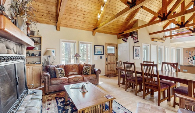 Delightful dog-friendly home w/private hot tub, fireplace, shared pool & tennis