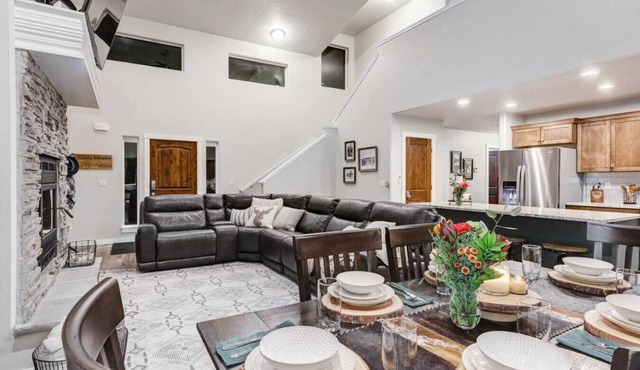 Delightful Donnelly Cabin w/Hot Tub & Great Views