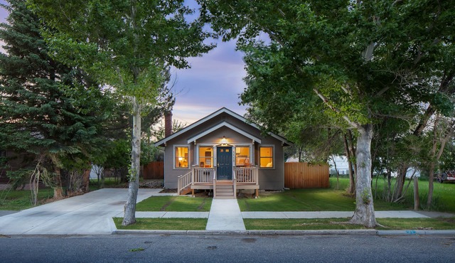 Delightful DOWNTOWN CODY Craftsman Style House !