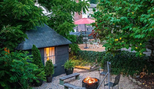 Delightful DT Bungalow, Walk to Town, Firepit, BBQ, ❤️ of NRG