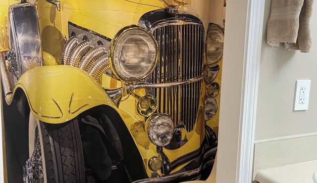 Delightful “Duesenburg”n2-bedroom house in tranquil Auburn with AC & a garage