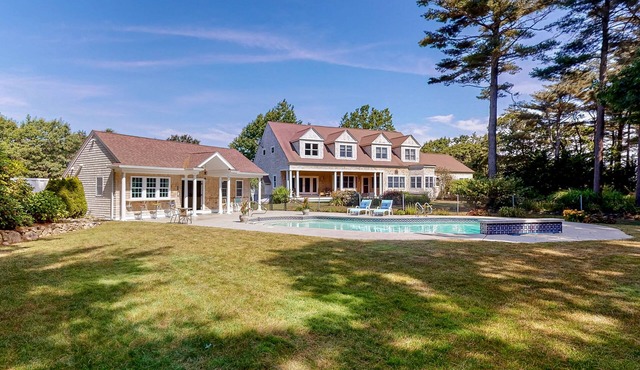 Delightful escape with private pool, horseshoe pit, home gym, fast WiFi & grill