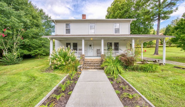 Delightful Family-Friendly Home W/Free WiFi and Pool - Dogs OK