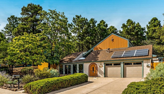 Delightful, family friendly home with private hot tub & firepit - dogs welcome!
