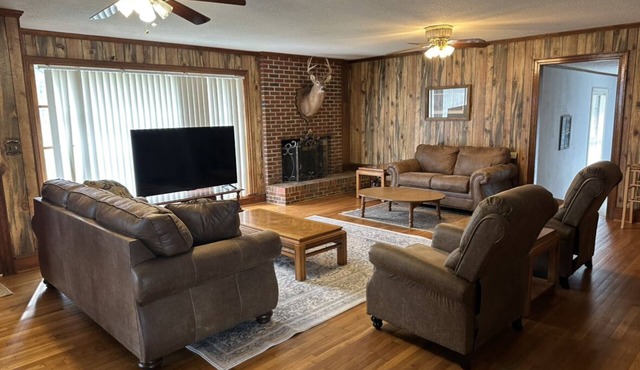 Delightful Farmhouse 4-bedroom 2 full bathrooms located in Marshallville, GA