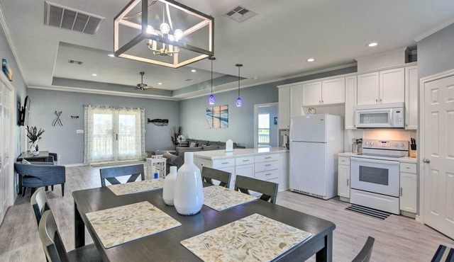 Delightful Galveston Abode - 1/2 Mi to Beach!